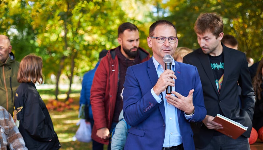Prof. Zygmunt Kącki, biolog, dyrektor Ogrodu Botanicznego Uniwersytetu Wrocławskiego. Na zdjęciu mężczyzna w okularach przemawia przez mikrofon