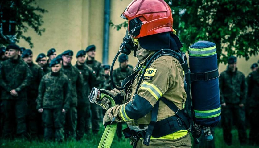 Symulowany pożar w koszarach, ćwiczenia wojska i Straży Pożarnej. Wrocław, 18.05.2026
