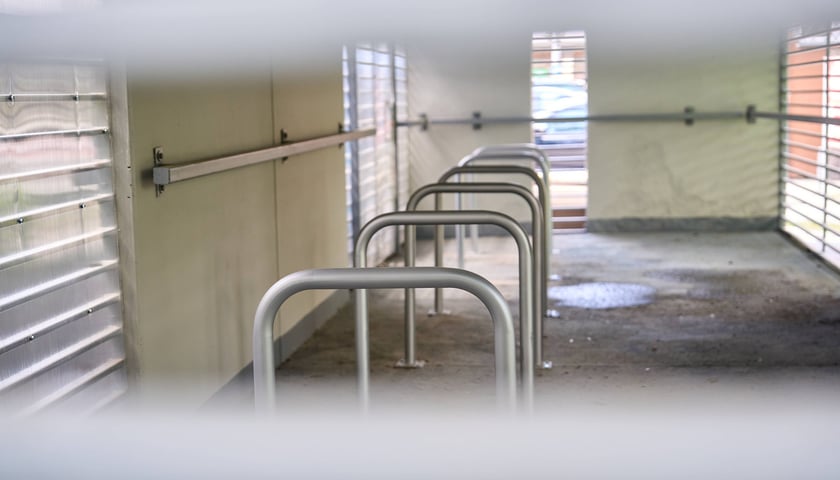 We wnętrzu nowej, zamykanej wiaty rowerowej przy skrzyżowaniu ulic Szewskiej i Wita Stwosza znajduje się 7 stojaków, do których można przyczepić 14 rowerów.