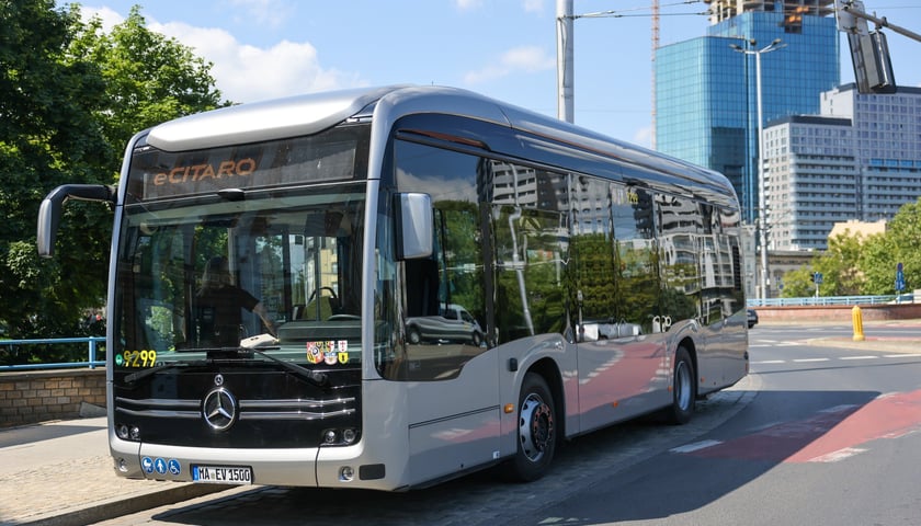 Elektryczny Mercedes eCitaro K. Wydział Transportu UMW zaplanował ponad tydzień testów tego pojazdu – od 20 do 28 maja.