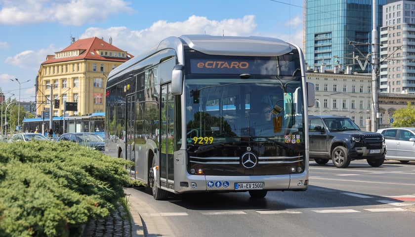 Elektryczny Mercedes eCitaro K. Wydział Transportu UMW zaplanował ponad tydzień testów tego pojazdu – od 20 do 28 maja.