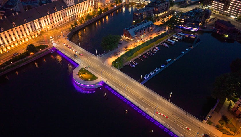 Most Uniwersytecki we Wrocławiu podświetlony z okazji Światowego Dnia Nieswoistego Zapalenia Jelit