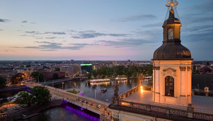 Most Uniwersytecki we Wrocławiu podświetlony z okazji Światowego Dnia Nieswoistego Zapalenia Jelit