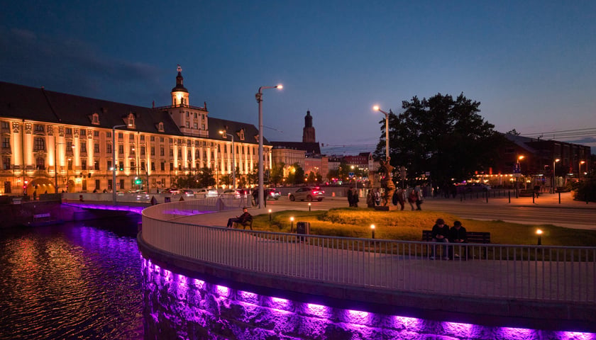 Most Uniwersytecki we Wrocławiu podświetlony z okazji Światowego Dnia Nieswoistego Zapalenia Jelit. Na zdjęciu most, w tle budynek Uniwersytetu Wrocławskiego