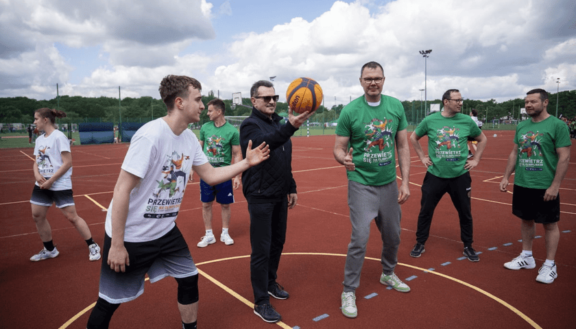 Festyn sportowo-rekreacyjny "Przewietrz się na Olimpijskim z AWF Wrocław". Zdjęcie archiwalne