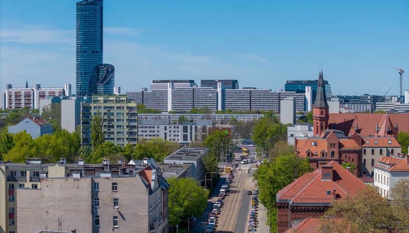 Zdjęcie ilustracyjne - widok na budynki ulice oraz Sky Tower we Wrocławiu w pogodny dzień - ujęcie z drona.
