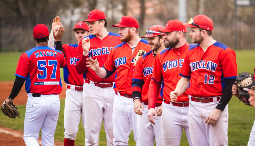 Zawodnicy Barons Wrocław przed meczem z Gepardem Żory.