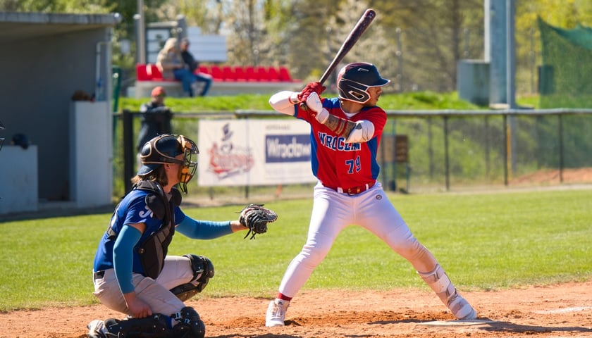 W akcji z baseballowym kijem Aaron Ramses z zespołu Barons Wrocław, podczas ligowego spotkania z Kraków Kings.