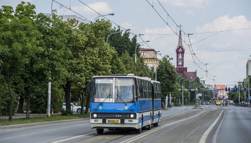 Zabytkowy niebieski Ikarus z kolekcji KSTM na ulicach Wrocławia, zdjęcie archiwalne.