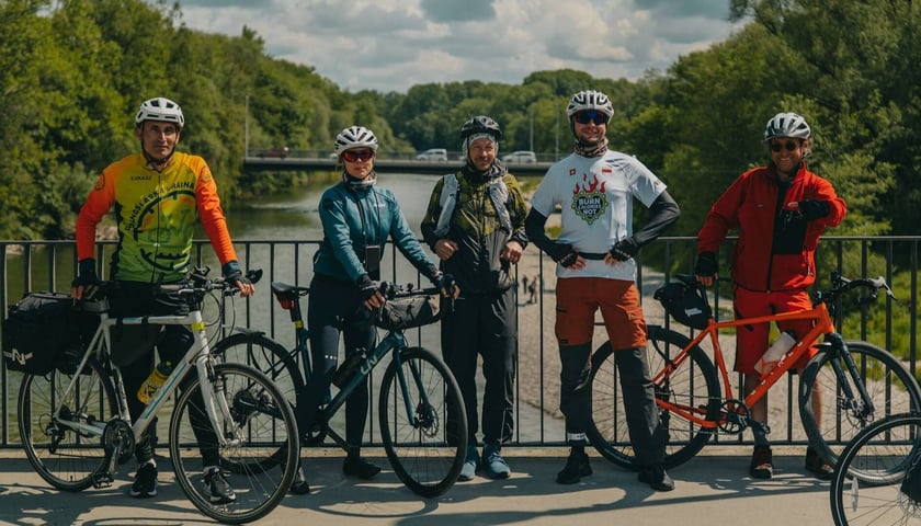 Uczestnicy rajdu rowerowego z Zurychu do Wrocławia #BurnCaloriesNotFuel