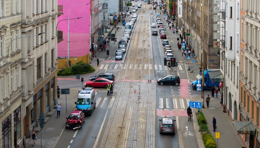 Wypadek z udziałem karetki i samochodu osobowego na ul. Piłsudskiego i Stawowej