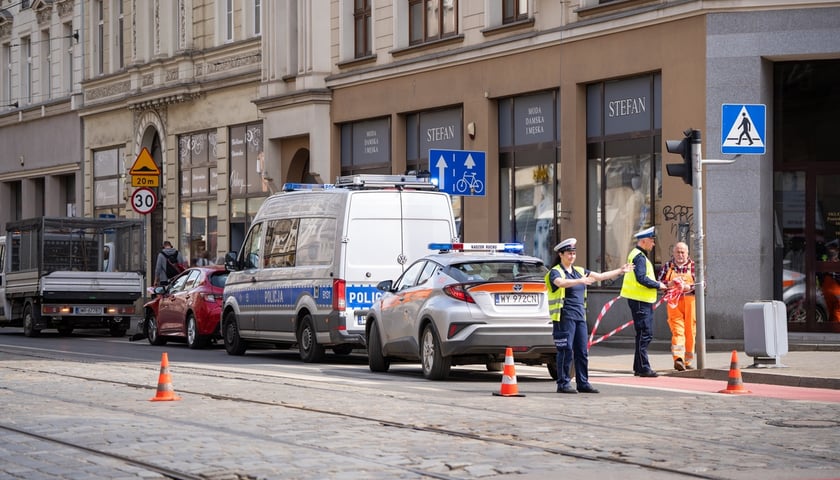 Wypadek z udziałem karetki i samochodu osobowego na ul. Piłsudskiego i Stawowej