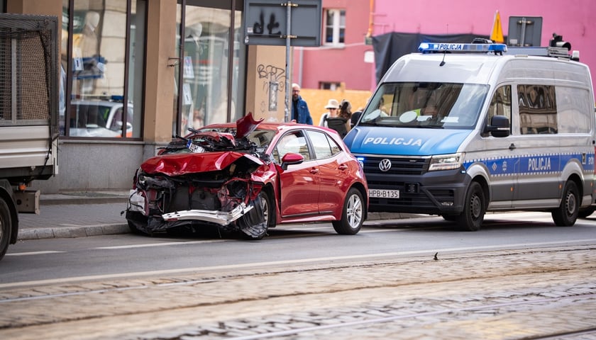 Wypadek z udziałem karetki i samochodu osobowego na ul. Piłsudskiego i Stawowej