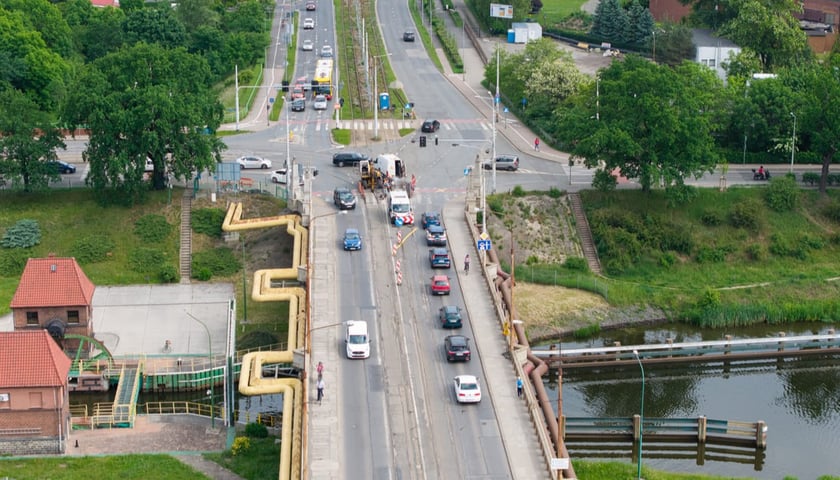 Most Osobowicki, widok z drona. Prace torowe i zmieniona organizacja ruchu dla komunikacji miejskiej. 