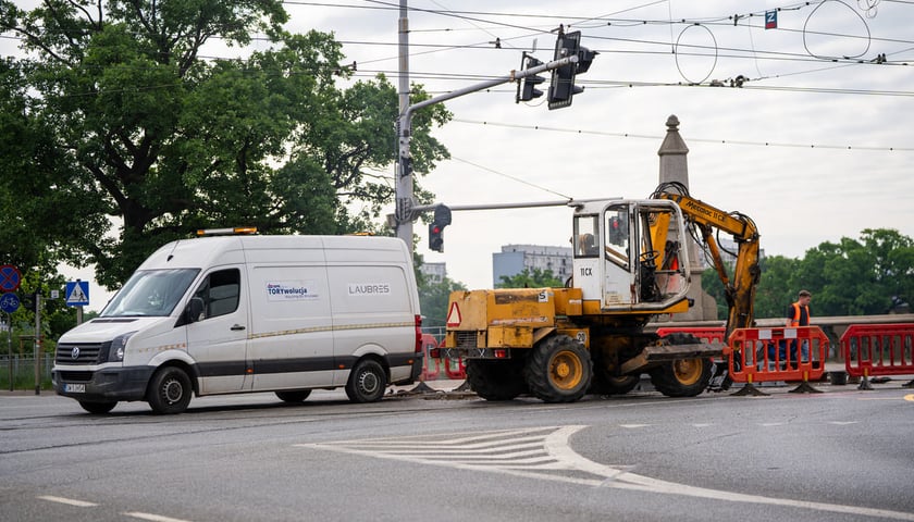 Most Osobowicki, prace torowe i zmieniona organizacja ruchu dla komunikacji miejskiej.&nbsp;