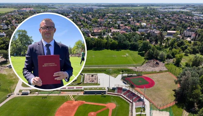 W tle: boisko przy ul. Niepodległości, w kółku: Mateusz Żak, wiceprezydent Wrocławia