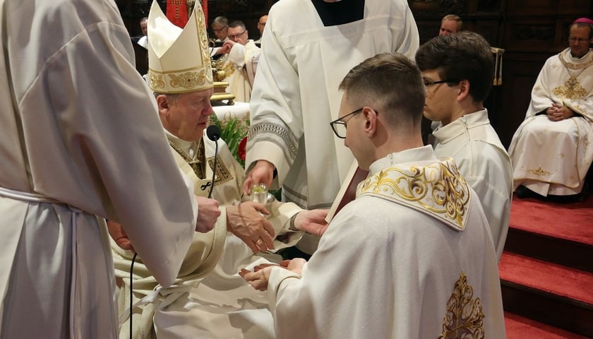 Uroczystość święceń kapłańskich w katedrze we Wrocławiu