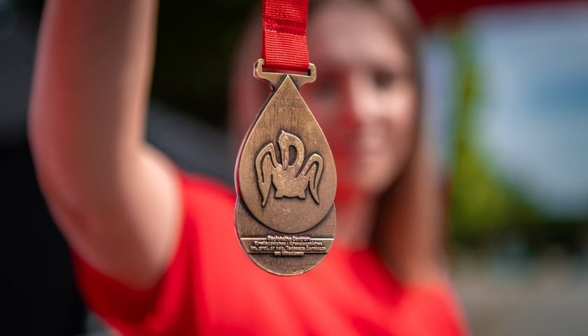 Bieg "Wrocław tętni dobrem" - medal z edycji 2025.