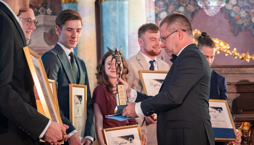 Uroczysta gala "Młode talenty" w Auli Leopoldyńskiej we Wrocławiu. Na zdjęciu Marcin Urban, skarbnik Miasta, wręcza nagrody laureatom