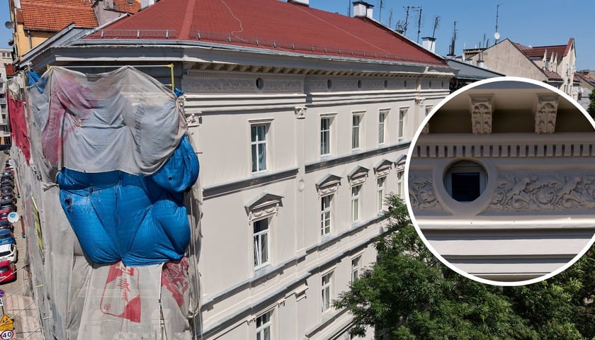 Zdjęcie z drona ukazujące dach i górne kondygnacje remontowanej kamienicy przy ul. Otwartej 15, w prawej części okrągły kadr ze zbliżeniem na dekoracyjny gzyms wieńczący ozdobiony motywami roślinnymi i ptasimi.