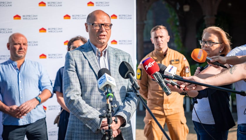 Bartłomiej Bajak, szef Centrum Zarządzania Kryzysowego we Wrocławiu, konferencja poprzedzająca ćwiczenia „Nadodrze 2026 – Bezpieczne Osiedle”