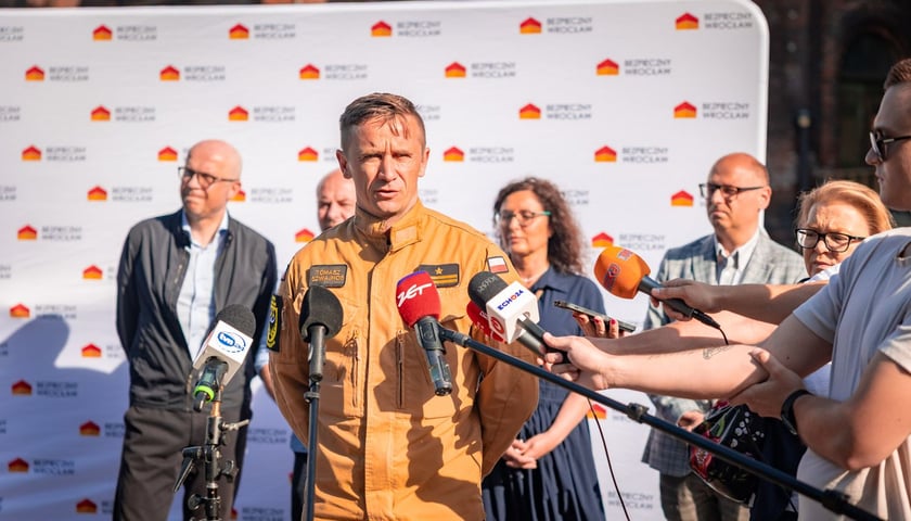 młodszy brygadier Tomasz Szwajnos, zastępca komendanta Państwowej Straży Pożarnej, konferencja poprzedzająca ćwiczenia „Nadodrze 2026 – Bezpieczne Osiedle” ,