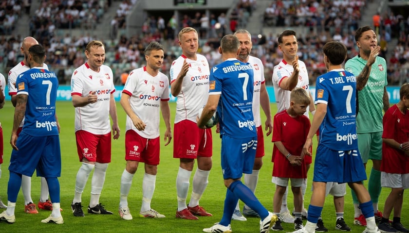 Piłkarze na Tarczyński Arena. Ultimate Legends Night Wrocław 2026. Polskie legendy i światowe gwiazdy futbolu zmierzyły się 27 maja na boisku Tarczyński Arena Wrocław