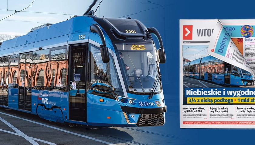 Niebieski tramwaj Moderus Gamma z napisem „Przejazd techniczny”. Obok widoczna okładka biuletynu wroclaw.pl z tytułem „Niebieskie i wygodne”