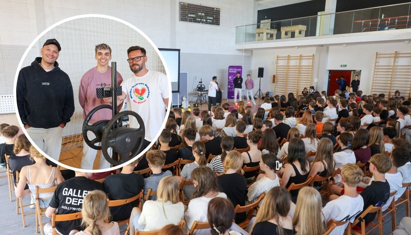 W tle: uczniowie podczas warsztatów, w kółku:  instruktor techniki jazdy - Paweł Janicki, twórcy internetowi - Szymon Szumniak i Jakub Glenc