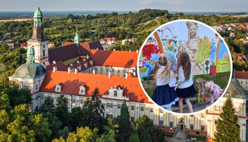 Na dużym zdjęciu pocysterski klasztor w Trzebnicy, w kółku dzieci oglądające mural ze św. Jadwigą