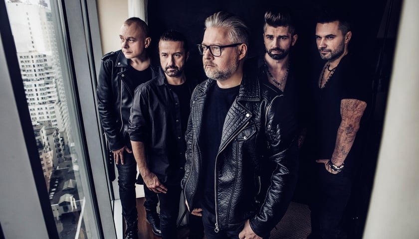 Zespół IRA. Na zdjęciu pięciu mężczyzn