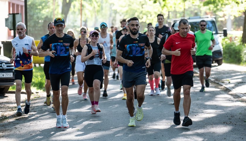 Kobiety i mężczyźni podczas finałowego treningu przed 12. Tarczyński Nocnym Wrocław Półmaratonem, 27 maja 2026 r. 