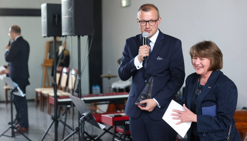 Wiceprezydent Wrocławia Mateusz Żak i Ewa Brodzka, prezeska Gildii Polskich Reżyserek i Reżyserów Obsady, podczas  gali Nagrody OCZAROWANIE w Muzeum Teatru we Wrocławiu, 28 maja 2026