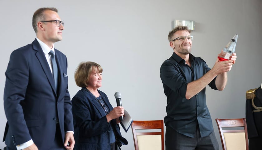 Wiceprezydent Wrocławia Mateusz Żak, Ewa Brodzka, prezeska Gildii Polskich Reżyserek i Reżyserów Obsady oraz  Karol Pocheć, aktor, laureat Nagrody "OCZAROWANIE" podczas uroczystej gali w Muzeum teatru im. Henryka Tomaszewskiego we Wrocławiu, 28 maja 2026