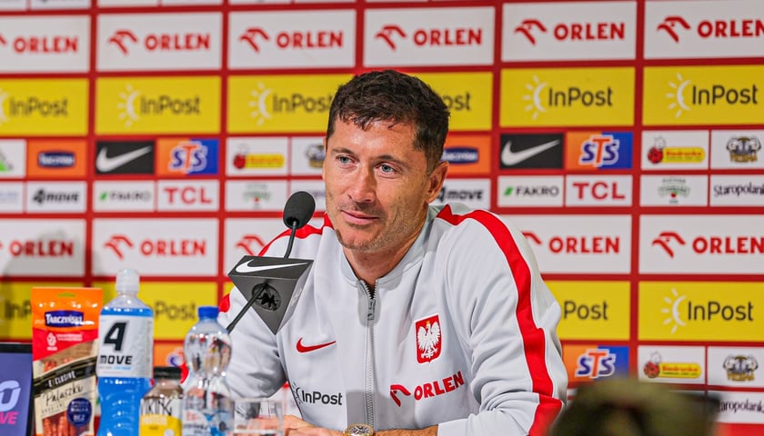 <p>Robert Lewandowski podczas konferencji prasowej na Tarczyński Arenie, 28.05.2026</p>