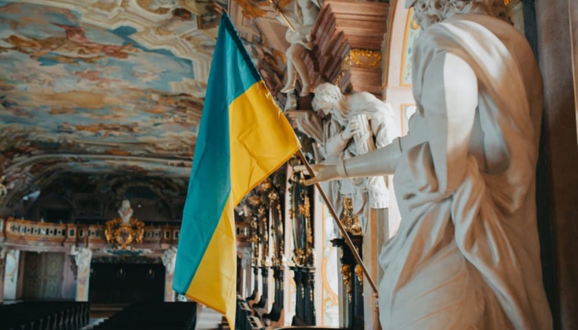 Zbliżenie na flagę Ukrainy zawieszoną w Auli Leopoldina. Zdjęcie ilustracyjne.