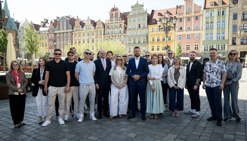 Na zdjęciu restauratorzy z Wrocławia i z Dolnego Śląska na wrocławskim rynku 