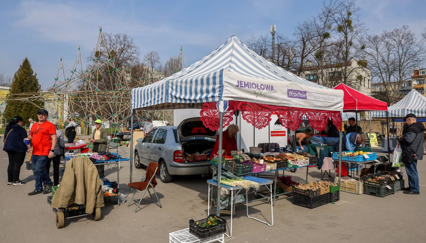 Stoiska handlowe na Ryneczku Jemiołowa wiosną 2025 roku.