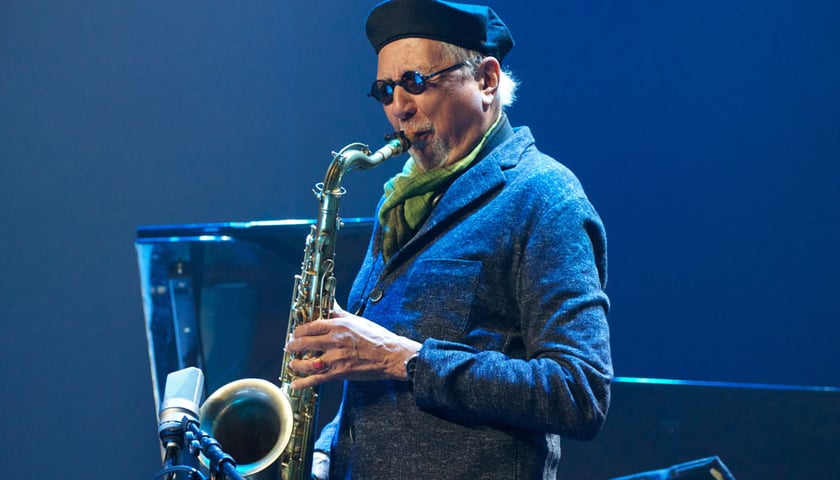 Charles Lloyd grający na saksofonie