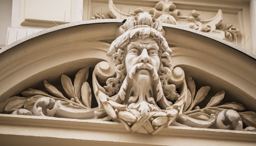 <p>Detal na elewacji jednej z kamienic przy ulicy Mierniczej we Wrocławiu, zdjęcie ilustracyjne.</p>