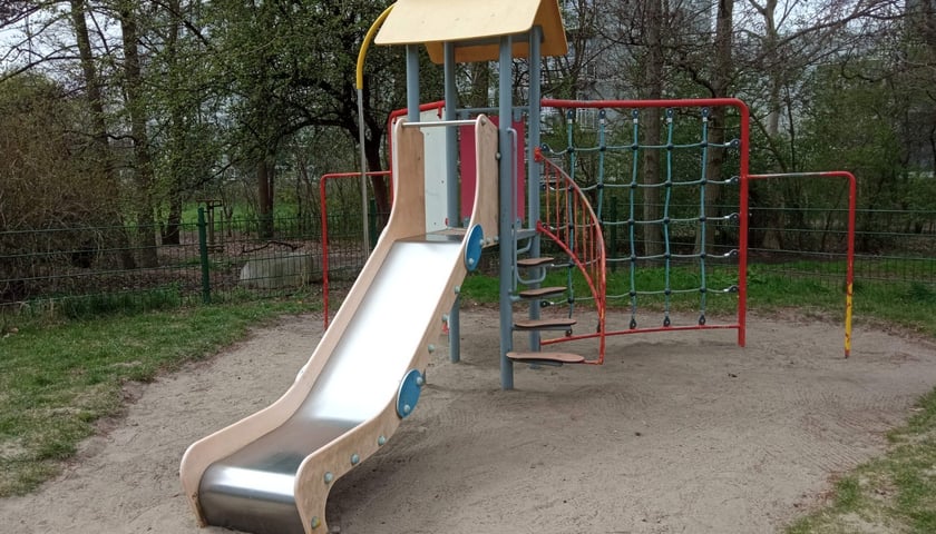 Nowe urządzenia na place zabaw