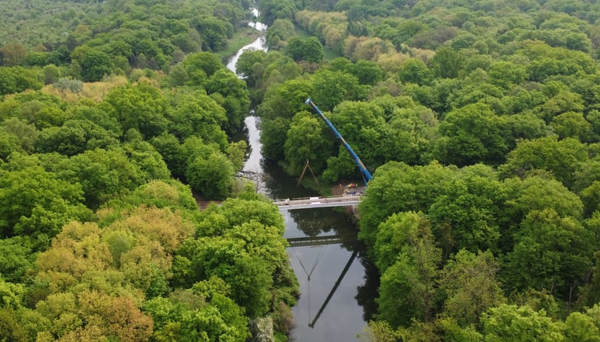zdjęcie ilustracyjne: budowa kładki nad rzeką Widawą