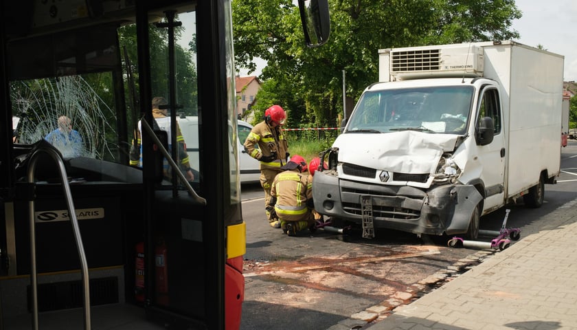 Strażacy przy rozbitym samochodzie dostawczym wskutek zderzenia z autobusem komunikacji miejskiej na ul. Żernickiej 1 czerwca 2026 r.