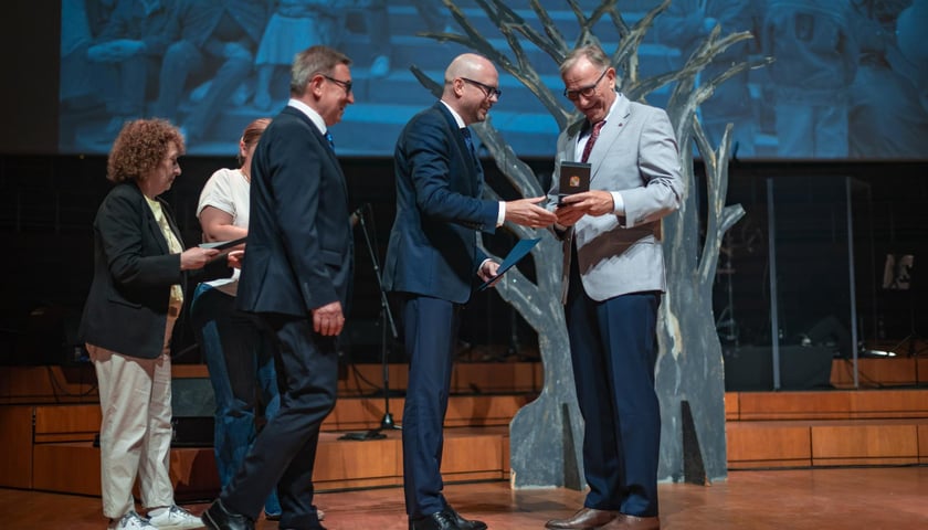 Wiceprezydent Wrocławia Jakub Mazur wręcza medale „Ad Gloriam Urbis” działaczom Solidarności - NFM, 1 czerwca 2026 r.