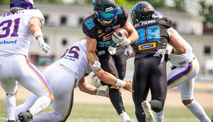 Kilku graczy futbolu amerykańskiego podczas akcji na boisku - mecz Panthers Wrocław - Vienna Vikings na Stadionie Olimpijskim 31 maja 2026 r.