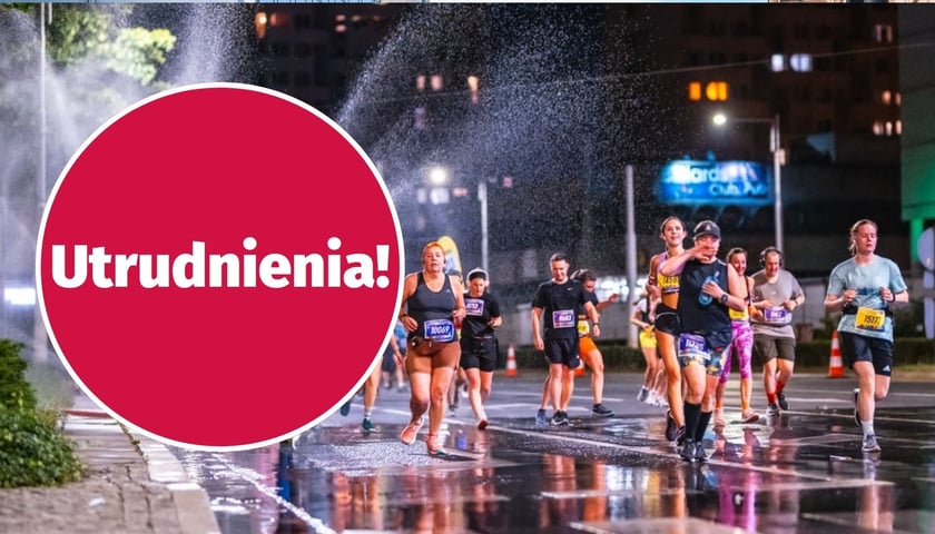 Uczestnicy na trasie 11. PKO Nocnego Wrocław Półmaratonu z 2025 r., w kółeczku napis "Utrudnienia" na czerwonym tle.