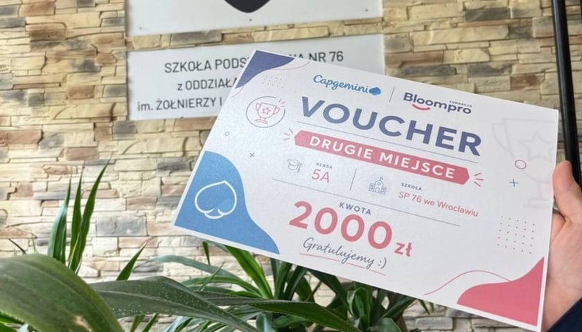 Voucher na 2000 zł dla SP nr 72 we Wrocławiu za zajęcie II miejsca w konkursie