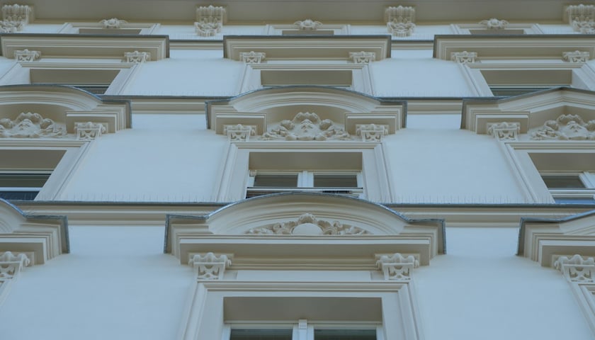 Ornamenty nad oknami kamienicy przy ul. Prusa 49