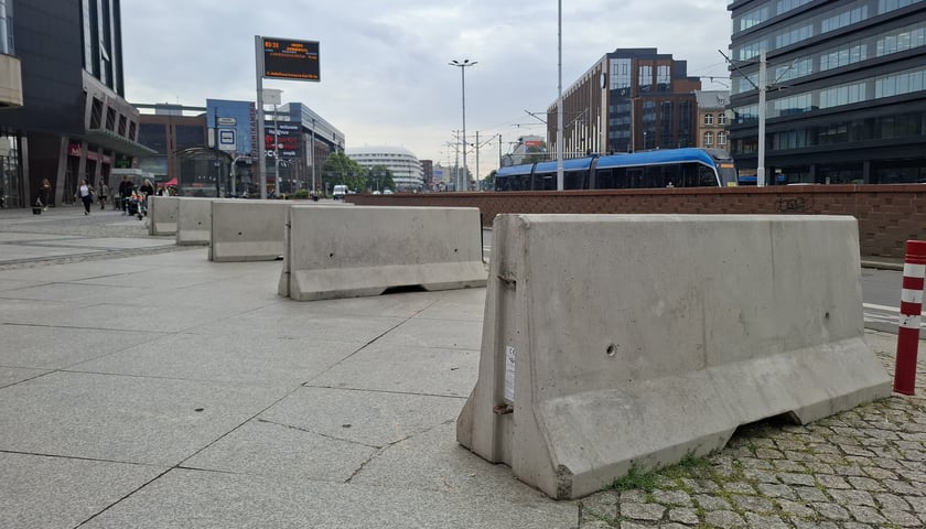 Przegrody betonowe typu Jersey na ul. Oławskiej we Wrocławiu