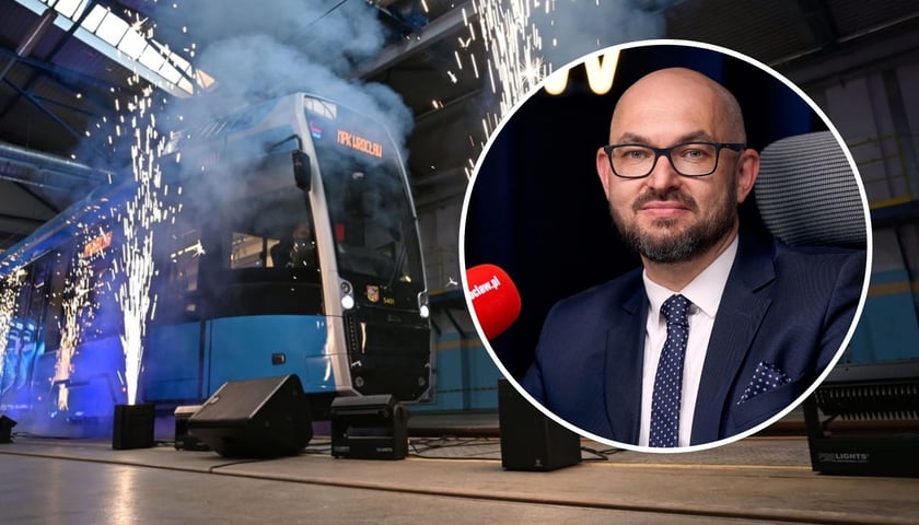 Nowy tramwaj, Pesa zakupiona w ramach rewolucji tramwajowej MPK Wrocław, w kółeczku Witold Woźny, prezes MPK Wrocław
